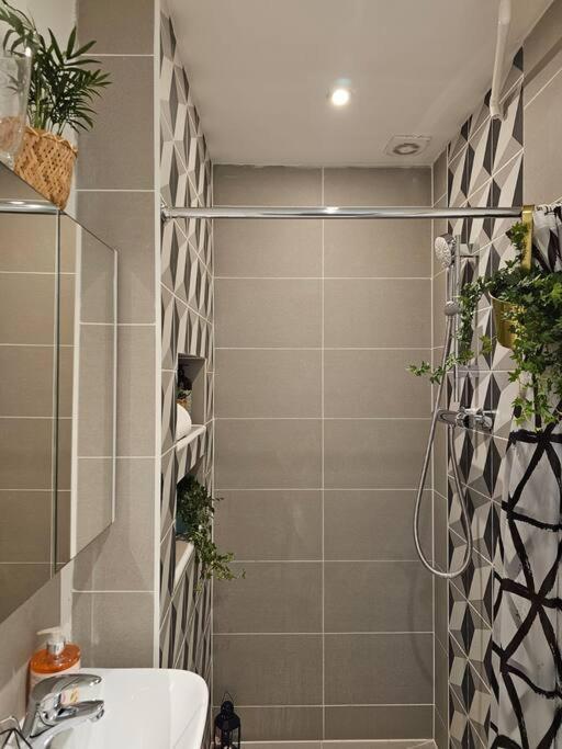 Beautiful And Spacious Flat Londra Exterior foto