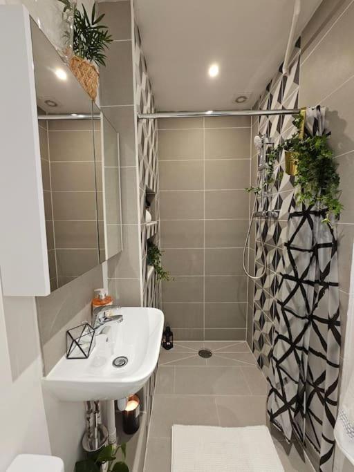 Beautiful And Spacious Flat Londra Exterior foto